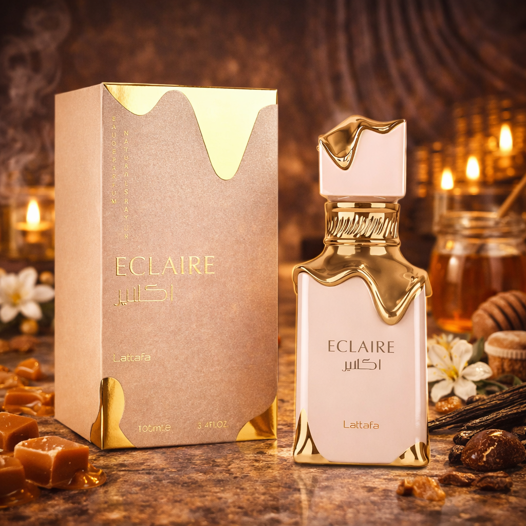 Damenparfum „Eclaire“ von Lattafa (100 ml Eau de Parfum) mit roséfarbener Flasche und goldenen, tropfenförmigen Akzenten sowie passender roségoldener Verpackung. Das Produkt ist in einer warmen, stimmungsvollen Szenerie mit Kerzenlicht, Honig, Karamellstücken, Vanilleschoten und weißen Blüten arrangiert.