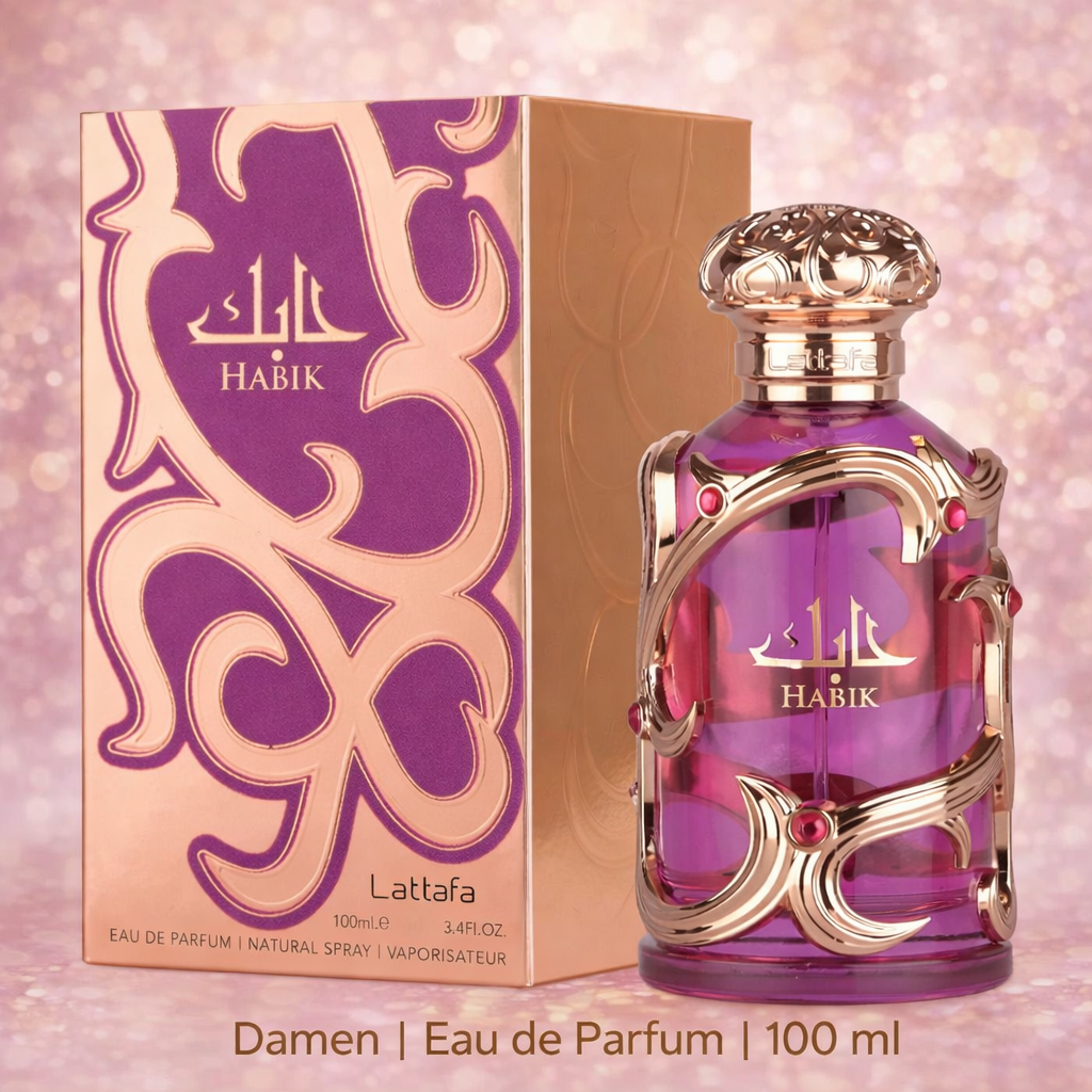 Lattafa „Habik“ Damen Eau de Parfum (100 ml) mit violettem Glasflakon und goldener Ornamentverzierung, neben passender lila-goldener Verpackung, vor rosafarbenem, schimmerndem Hintergrund.
