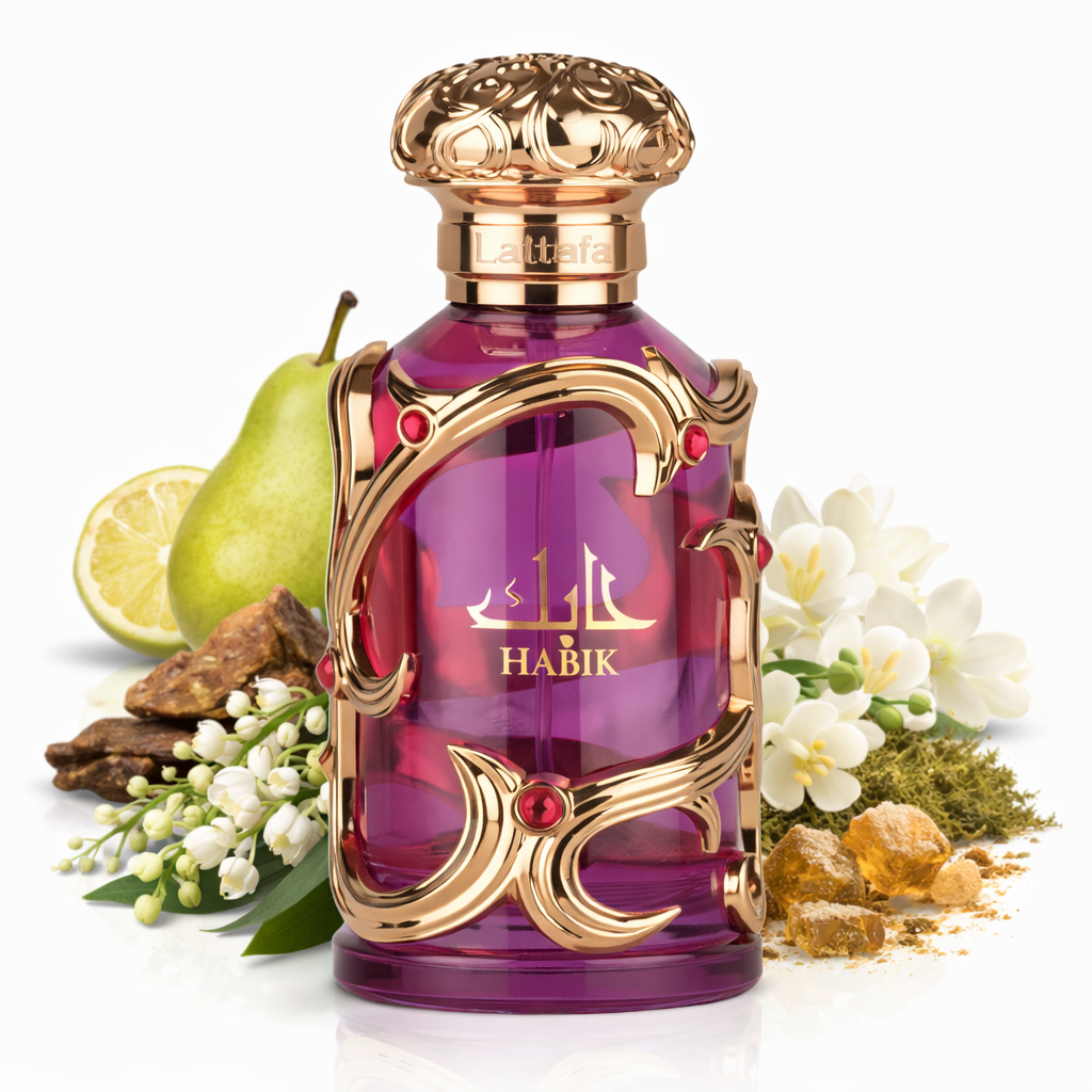 Lattafa „Habik“ Eau de Parfum in violettem Glasflakon mit goldverziertem Rahmen und ornamentalem Verschluss, umgeben von Birne, Zitrone, weißen Blüten, Holzstücken und Harz auf hellem Hintergrund.