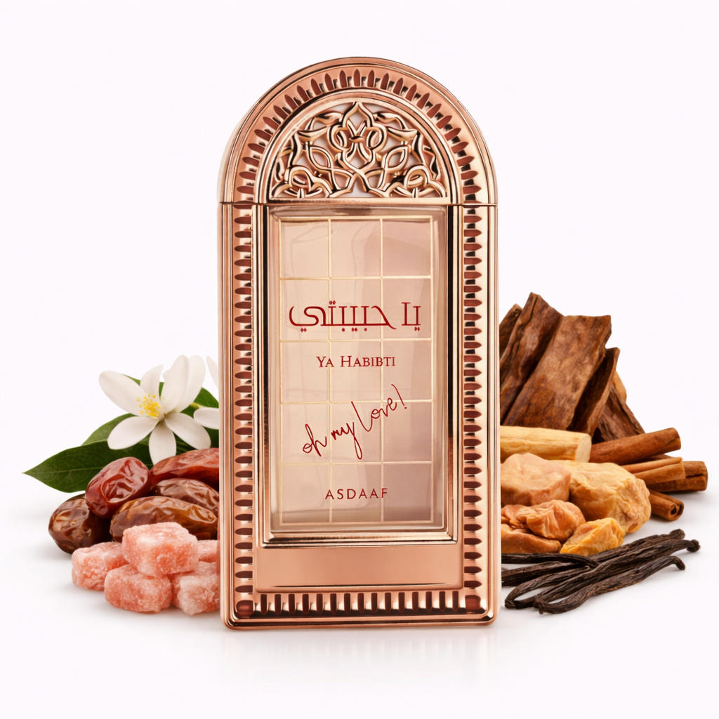 Roségoldener Parfumflakon „Ya Habibi – Asdaaf“ in orientalisch verziertem, bogenförmigem Design vor weißem Hintergrund. Umgeben von Datteln, rosa Zuckerkristallen, weißer Blüte sowie Vanilleschoten, Zimtstangen und Holzstücken, die die süß-cremig-würzige Duftkomposition unterstreichen.